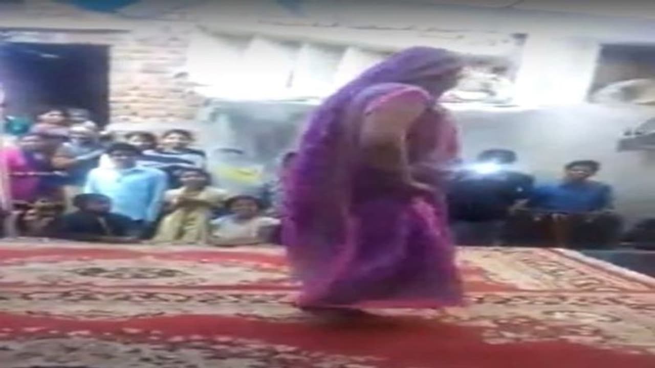 वीडियो देखकर बताइए कैसा लगा आंटी का जबरदस्त डांस, यूजर बोले सच में आ जाएगी पुलिस वीडियो देखकर बताइए कैसा लगा आंटी का जबरदस्त डांस, यूजर बोले सच में आ जाएगी पुलिस