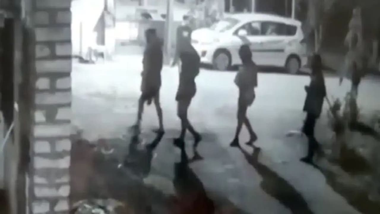 நகையும் கிடைக்கல, பணமும் கிடைக்கல.. திருட வந்த இடத்தில் கடுப்பாகி சிறுவனை குத்திய திருடர்கள் ! நகையும் கிடைக்கல, பணமும் கிடைக்கல.. திருட வந்த இடத்தில் கடுப்பாகி சிறுவனை குத்திய திருடர்கள் !