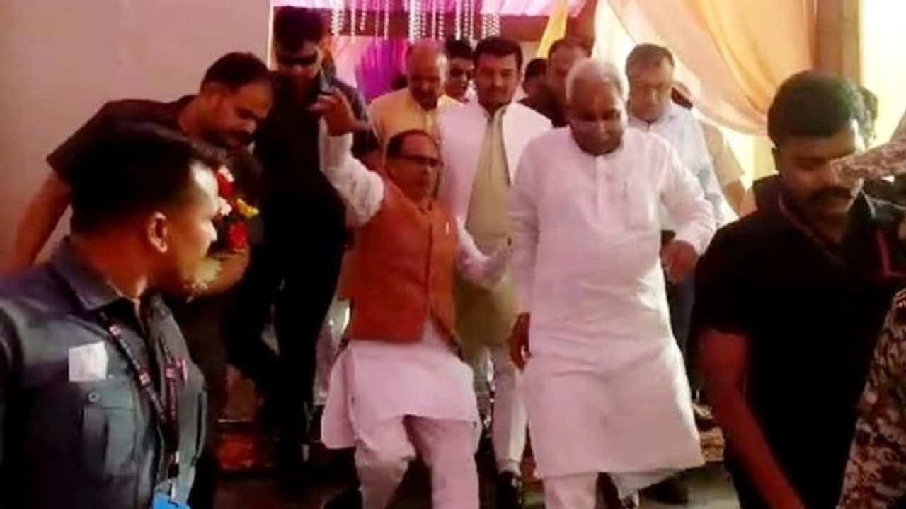 CM शिवराज सिंह चौहान सीढ़ियों पर लड़खड़ाकर गिरे, देखते रह गए अधिकारी, जानिए कब और कहां हुआ ये हादसा CM शिवराज सिंह चौहान सीढ़ियों पर लड़खड़ाकर गिरे, देखते रह गए अधिकारी, जानिए कब और कहां हुआ ये हादसा