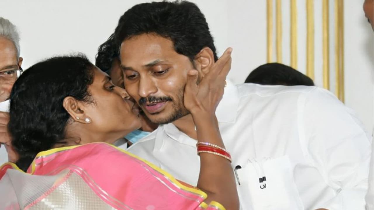 జననేతకు జన్మనిచ్చి ధన్య మాత అయ్యారు: వైఎస్ విజయమ్మకు విజయసాయిరెడ్డి జన్మదిన శుభాకాంక్షలు జననేతకు జన్మనిచ్చి ధన్య మాత అయ్యారు: వైఎస్ విజయమ్మకు విజయసాయిరెడ్డి జన్మదిన శుభాకాంక్షలు