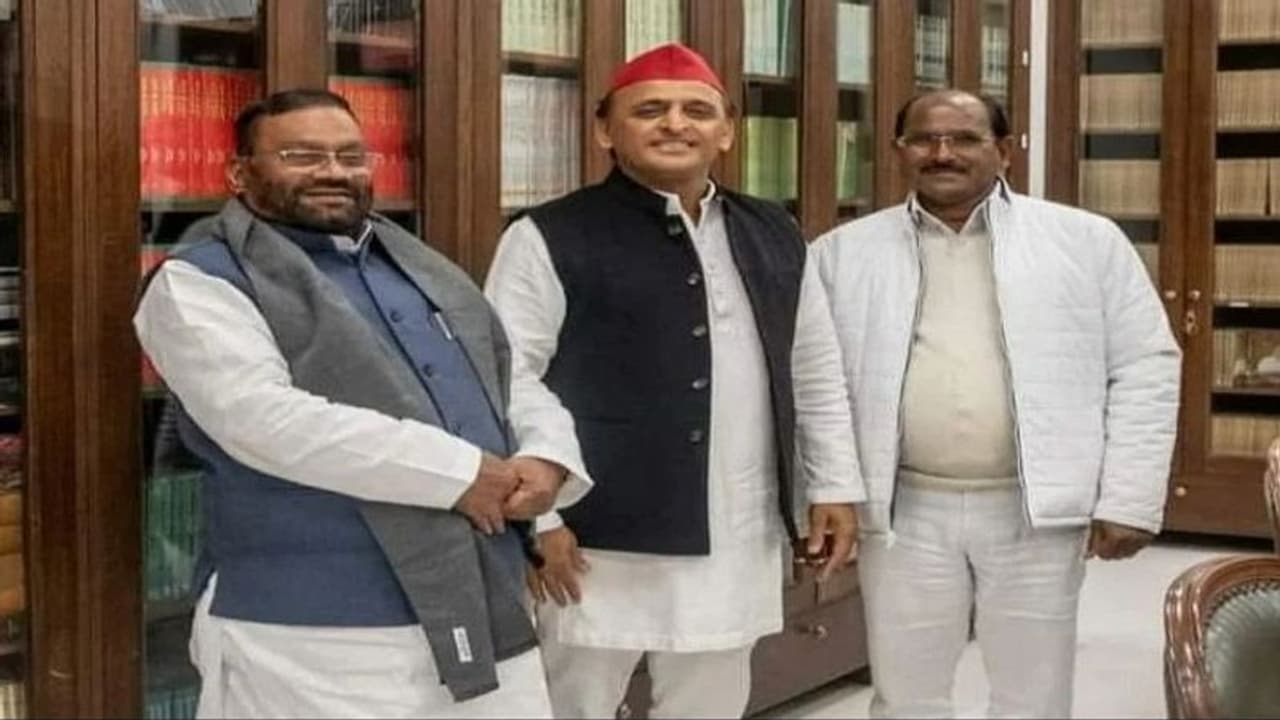 स्वामी प्रसाद मौर्य के करीबी रोशन लाल को सता रहा है बुलडोजर का डर, करने लगे सीएम योगी की तारीफ स्वामी प्रसाद मौर्य के करीबी रोशन लाल को सता रहा है बुलडोजर का डर, करने लगे सीएम योगी की तारीफ