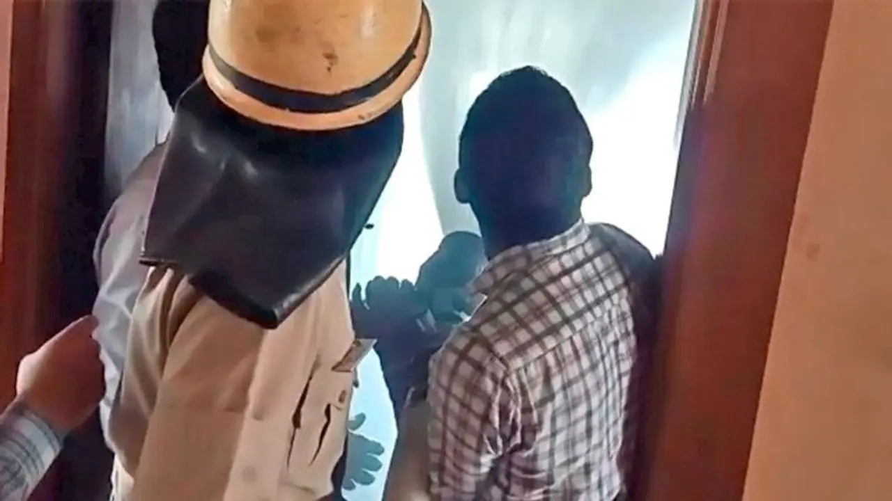 रात में होटल के कमरे में ठहरे थे दो युवक, सुबह इस हालात में मिले शव, जानें क्या है मामला रात में होटल के कमरे में ठहरे थे दो युवक, सुबह इस हालात में मिले शव, जानें क्या है मामला