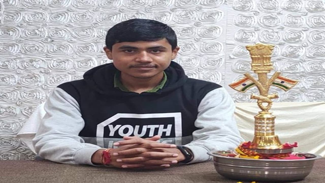 बागपत के शिक्षा रत्न अमन कुमार को मिला इंडियन बुक ऑफ रिकॉर्ड, कहा युवा शक्ति की आवाज बनकर मुद्दे को हैं उठाना