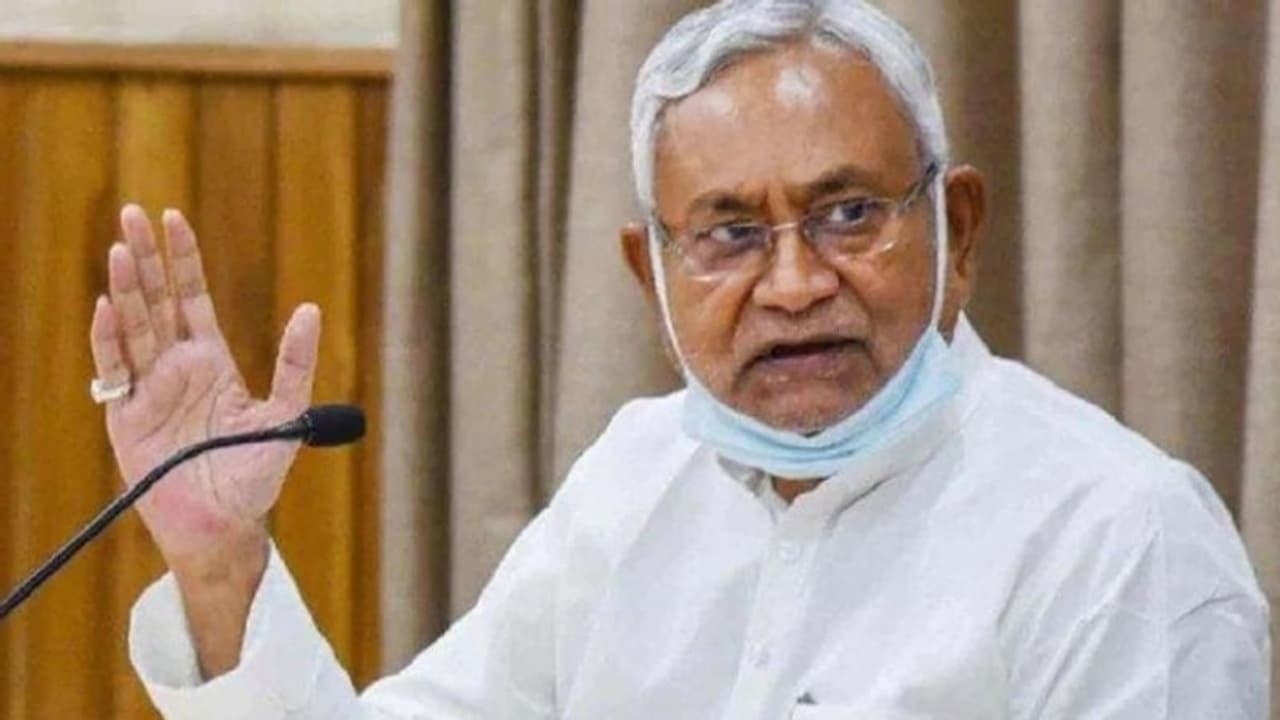 बिहार के CM नीतीश कुमार के जनता दरबार में महिला ने खाया जहर, पुलिस में मचा हड़कंप, जानिए क्या है मामला बिहार के CM नीतीश कुमार के जनता दरबार में महिला ने खाया जहर, पुलिस में मचा हड़कंप, जानिए क्या है मामला