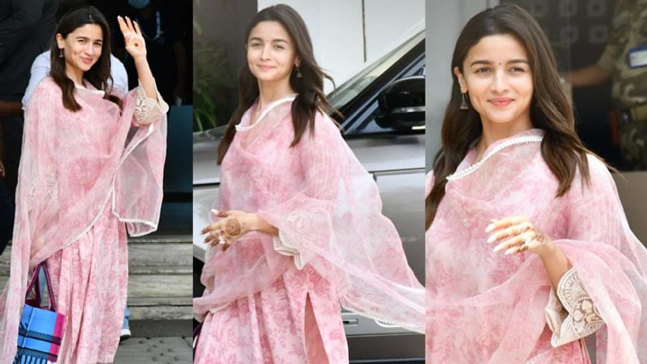 পিচ কালারের সালোয়ার মিষ্টি হাসি, বিয়ের পর প্রথম ক্যামেরার সামনে রণবীর ঘরণী আলিয়া