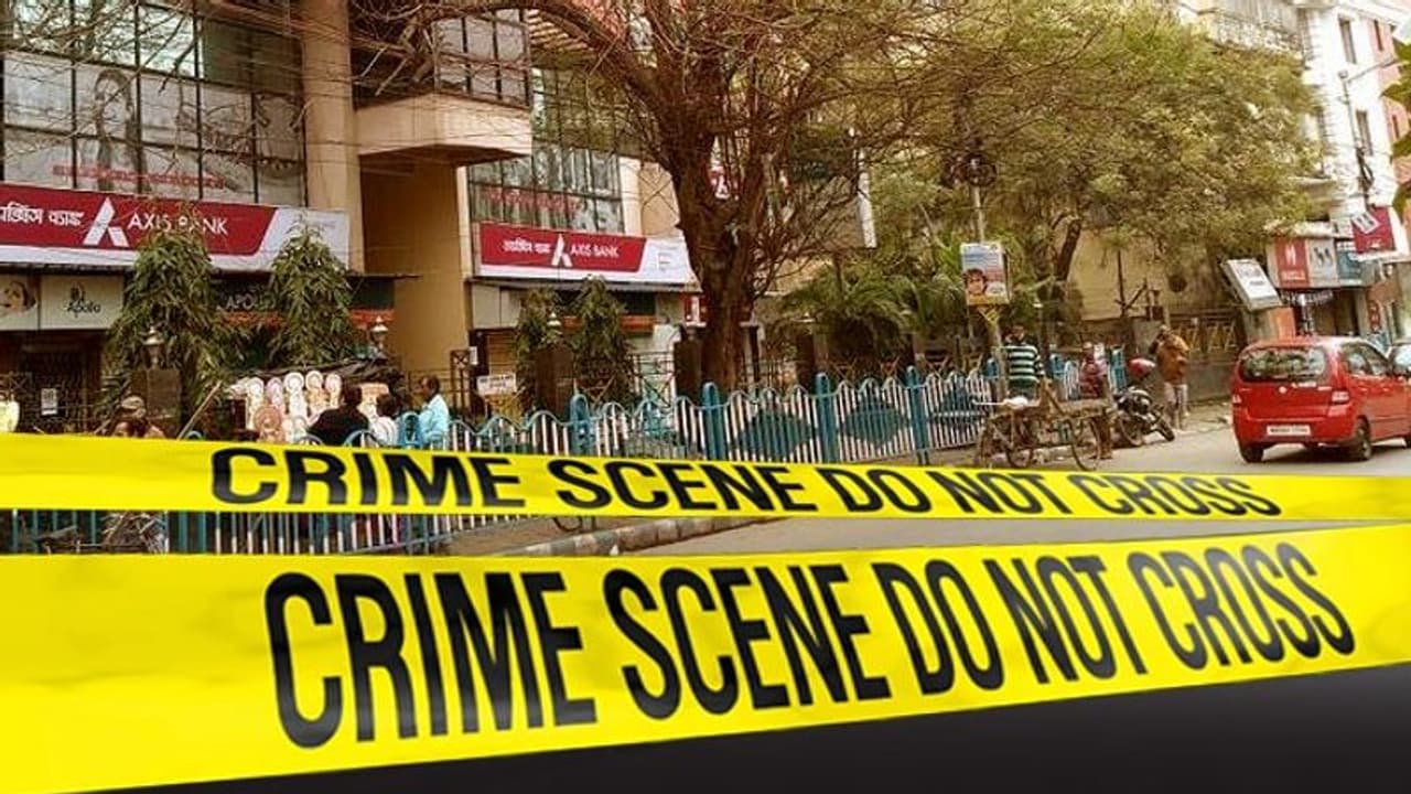 শহরের রাস্তায় এলোপাথাড়ি গুলি চালিয়ে আত্মহত্যা পুলিশকর্মীর শহরের রাস্তায় এলোপাথাড়ি গুলি চালিয়ে আত্মহত্যা পুলিশকর্মীর