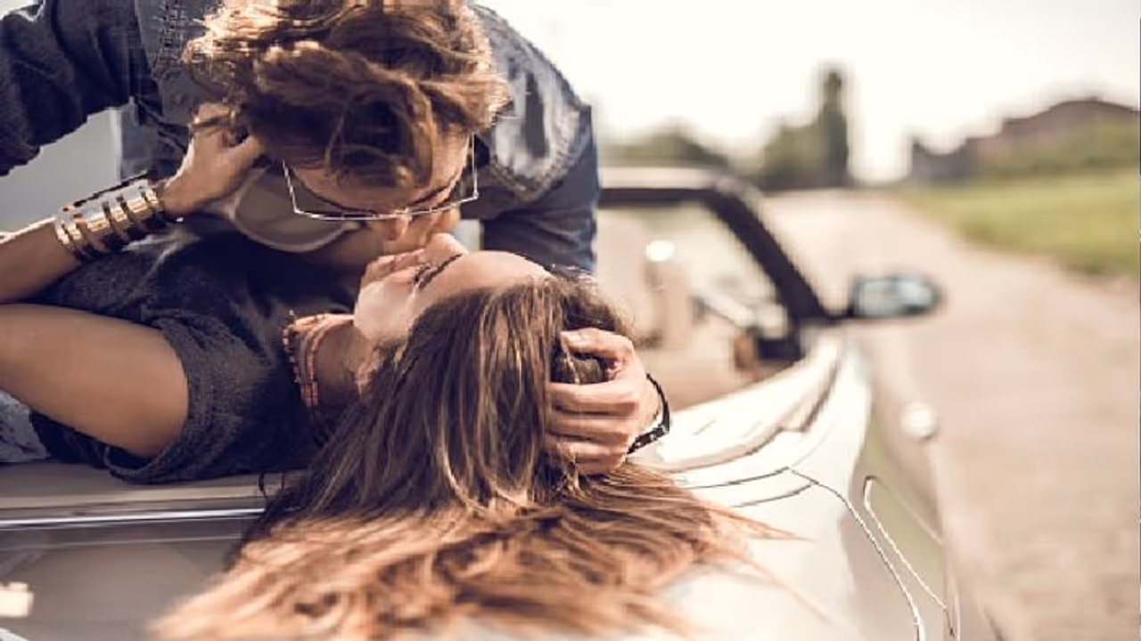 ఛీ.. కదులుతున్న కారుపై ప్రేమజంట చేస్తున్న పనికి.. మండిపడుతున్న నెటిజన్లు.. ఛీ.. కదులుతున్న కారుపై ప్రేమజంట చేస్తున్న పనికి.. మండిపడుతున్న నెటిజన్లు..