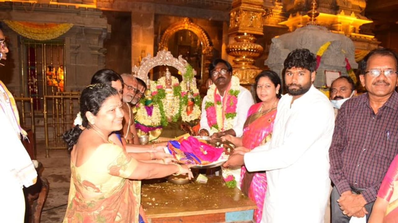 యాదాద్రిని దర్శించుకున్న మంత్రి పువ్వాడ దంపతులు.. కిలో బంగారం, పట్టు వస్త్రాల సమర్పణ యాదాద్రిని దర్శించుకున్న మంత్రి పువ్వాడ దంపతులు.. కిలో బంగారం, పట్టు వస్త్రాల సమర్పణ