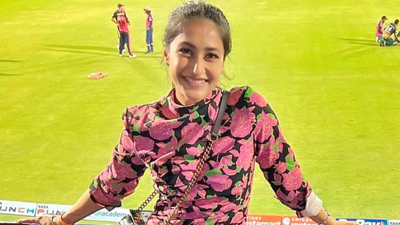 खिलाड़ी पति को चीयर करनी पहुंची वाइफ की ड्रेस सुर्खियों में, खूबसूरती में अनुष्का नताशा को दे रहीं मात खिलाड़ी पति को चीयर करनी पहुंची वाइफ की ड्रेस सुर्खियों में, खूबसूरती में अनुष्का नताशा को दे रहीं मात