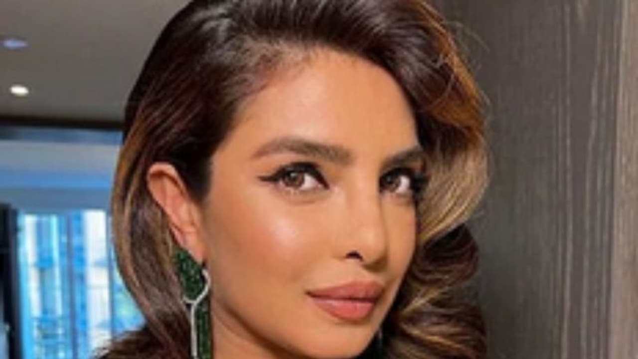 Vedaant Madhavan : നീന്തലില് രാജ്യാന്തര മെഡലുകള് സ്വന്തമാക്കി വേദാന്ത്, മാധവന്റെ മകനെ അഭിനന്ദിച്ച് പ്രിയങ്ക Vedaant Madhavan : നീന്തലില് രാജ്യാന്തര മെഡലുകള് സ്വന്തമാക്കി വേദാന്ത്, മാധവന്റെ മകനെ അഭിനന്ദിച്ച് പ്രിയങ്ക