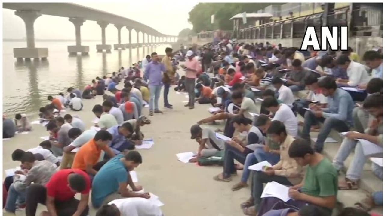 മത്സരപരീക്ഷകളുടെ സൗജന്യ പരിശീലനത്തിന് വേദിയായി ഗംഗാതീരം; പഠിക്കാൻ ആയിരക്കണക്കിന് ഉദ്യോഗാർത്ഥികൾ മത്സരപരീക്ഷകളുടെ സൗജന്യ പരിശീലനത്തിന് വേദിയായി ഗംഗാതീരം; പഠിക്കാൻ ആയിരക്കണക്കിന് ഉദ്യോഗാർത്ഥികൾ