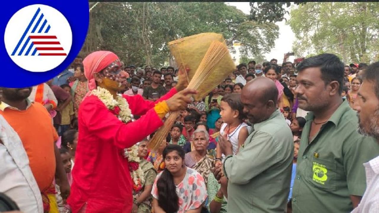 Karaga Festival ಆನೇಕಲ್ ಪಟ್ಟಣದ ಕರಗ ಉತ್ಸವದ ಎರಡನೇ ದಿನ ಕೋಟೆ ಜಗಳ Karaga Festival ಆನೇಕಲ್ ಪಟ್ಟಣದ ಕರಗ ಉತ್ಸವದ ಎರಡನೇ ದಿನ ಕೋಟೆ ಜಗಳ