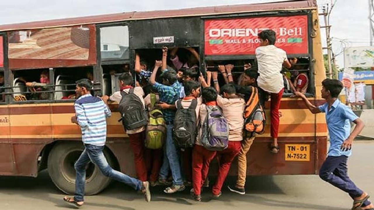 பேருந்தில் படியில் நின்று பயணம் செய்தால் வழக்குப்பதிவு... எச்சரிக்கை விடுக்கும் காவல்துறை!!