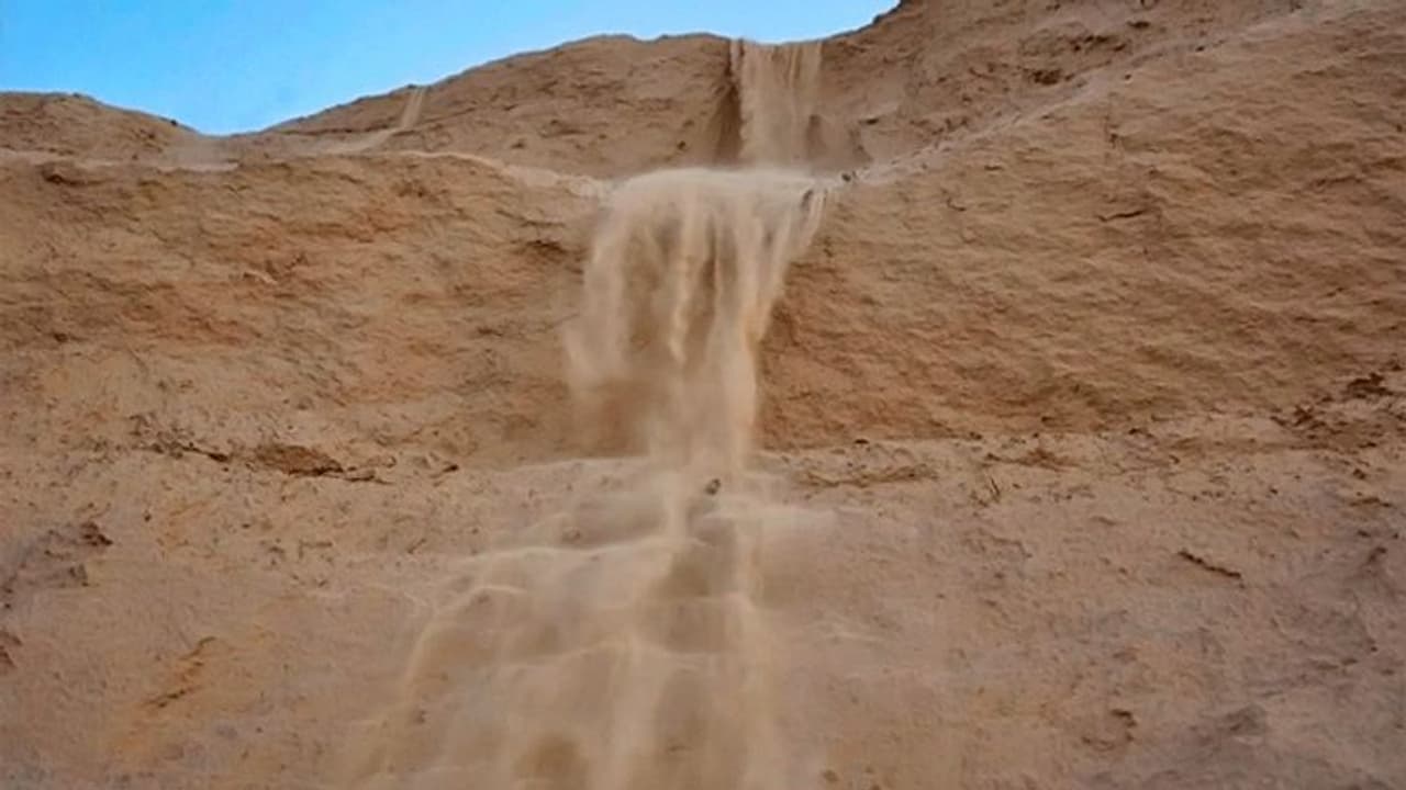 राजस्थान में पारा 45 डिग्री पार: देखिए कैसे बहने लगे रेत के झरने, इस नज़ारे को देखने पहुंच रहे लोग राजस्थान में पारा 45 डिग्री पार: देखिए कैसे बहने लगे रेत के झरने, इस नज़ारे को देखने पहुंच रहे लोग
