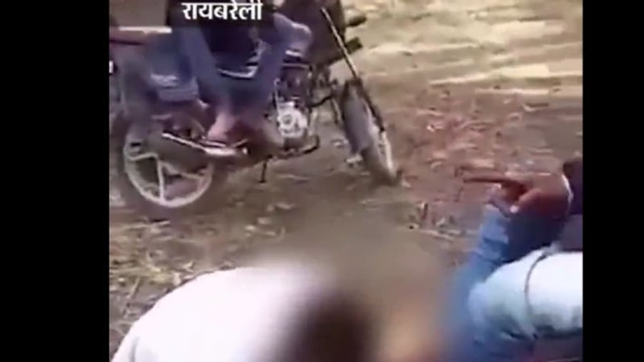 বানান ভুল বলার 'সাজা', দলিত সম্প্রদায়ের নাবালককে দিয়ে নিজের পা চাটাল উচ্চবর্ণের তরুণ 