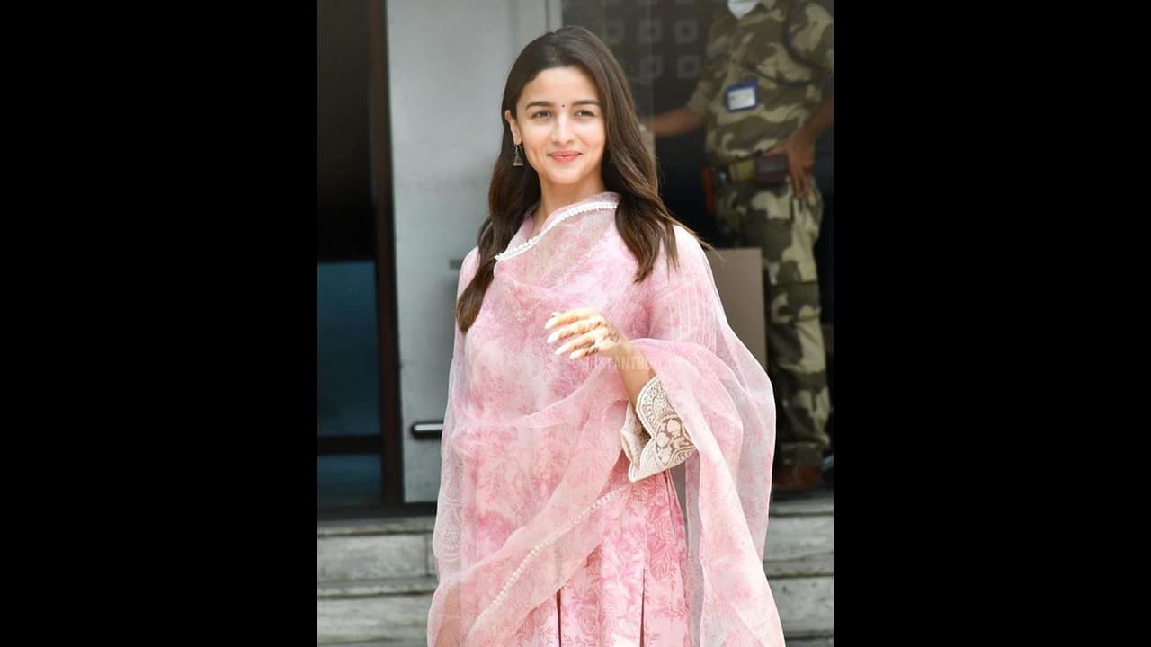 বিয়ের মাত্র ১০ দিনের মধ্যে বিশেষ বন্ধুর সঙ্গে ছবি, তবে কি বিচ্ছেদের ইঙ্গিত? বিয়ের মাত্র ১০ দিনের মধ্যে বিশেষ বন্ধুর সঙ্গে ছবি, তবে কি বিচ্ছেদের ইঙ্গিত?