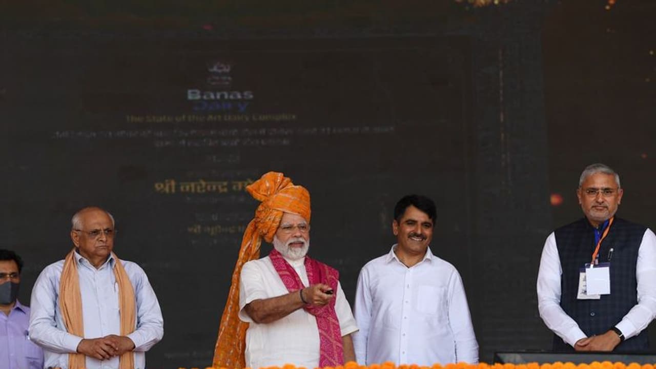 పాల ఉత్ప‌త్తిలో మ‌న‌మే టాప్‌.. గుజ‌రాత్ లో ప‌లు అభివృద్ధి ప్రాజెక్టుల‌ను ప్రారంభించిన మోడీ