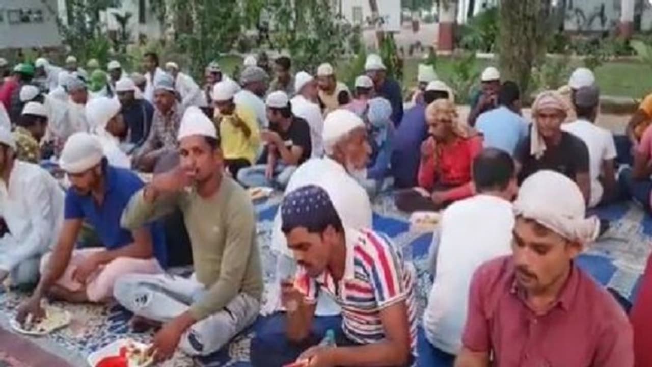 लाउडस्पीकर पर विवाद के बीच बाराबंकी जेल के कैदियों ने पेश की हिंदू मुस्लिम एकता की मिसाल, साथ साथ रख रहे रोजा लाउडस्पीकर पर विवाद के बीच बाराबंकी जेल के कैदियों ने पेश की हिंदू मुस्लिम एकता की मिसाल, साथ साथ रख रहे रोजा