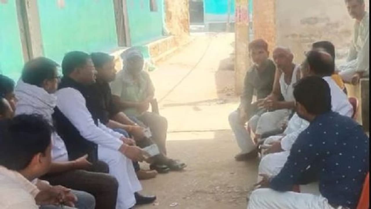 बांदा में बेटी से छेड़खानी का नहीं दर्ज हुआ केस, आत्मग्लानी में पिता ने लगा ली फांसी बांदा में बेटी से छेड़खानी का नहीं दर्ज हुआ केस, आत्मग्लानी में पिता ने लगा ली फांसी