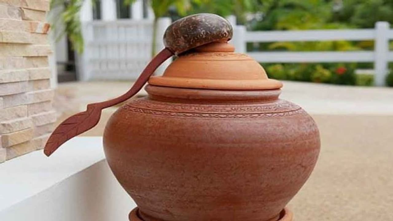 Health Tips: फ्रिज नहीं, गर्मी में पीएं मटके का पानी, लू नहीं लगेगी, एसिडिटी नहीं होगी और इम्यूनिटी बढ़ जाएगी Health Tips: फ्रिज नहीं, गर्मी में पीएं मटके का पानी, लू नहीं लगेगी, एसिडिटी नहीं होगी और इम्यूनिटी बढ़ जाएगी