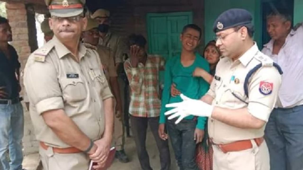 दादी की हत्या के बाद पोते ने फांसी लगाकर दी जान, 9 पन्ने के सुसाइड नोट में 7 नामों का जिक्र दादी की हत्या के बाद पोते ने फांसी लगाकर दी जान, 9 पन्ने के सुसाइड नोट में 7 नामों का जिक्र