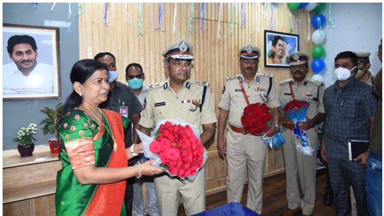 హోంమంత్రి వనితను కలిసిన డీజీపీ రాజేంద్రనాథ్ రెడ్డి.. ‘నెల్లూరు కోర్టు చోరీ కేసు విచారణలో వాస్తవాలు బయటికి.. ’