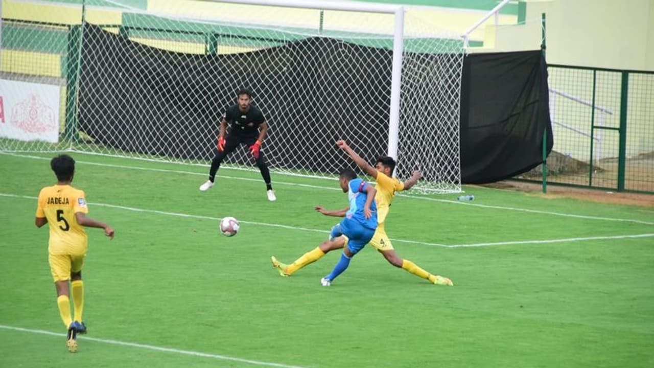 സന്തോഷ് ട്രോഫി; വിജയ വഴിയിൽ സർവീസസ്; ഗുജറാത്തിനെ തകര്ത്തു സന്തോഷ് ട്രോഫി; വിജയ വഴിയിൽ സർവീസസ്; ഗുജറാത്തിനെ തകര്ത്തു