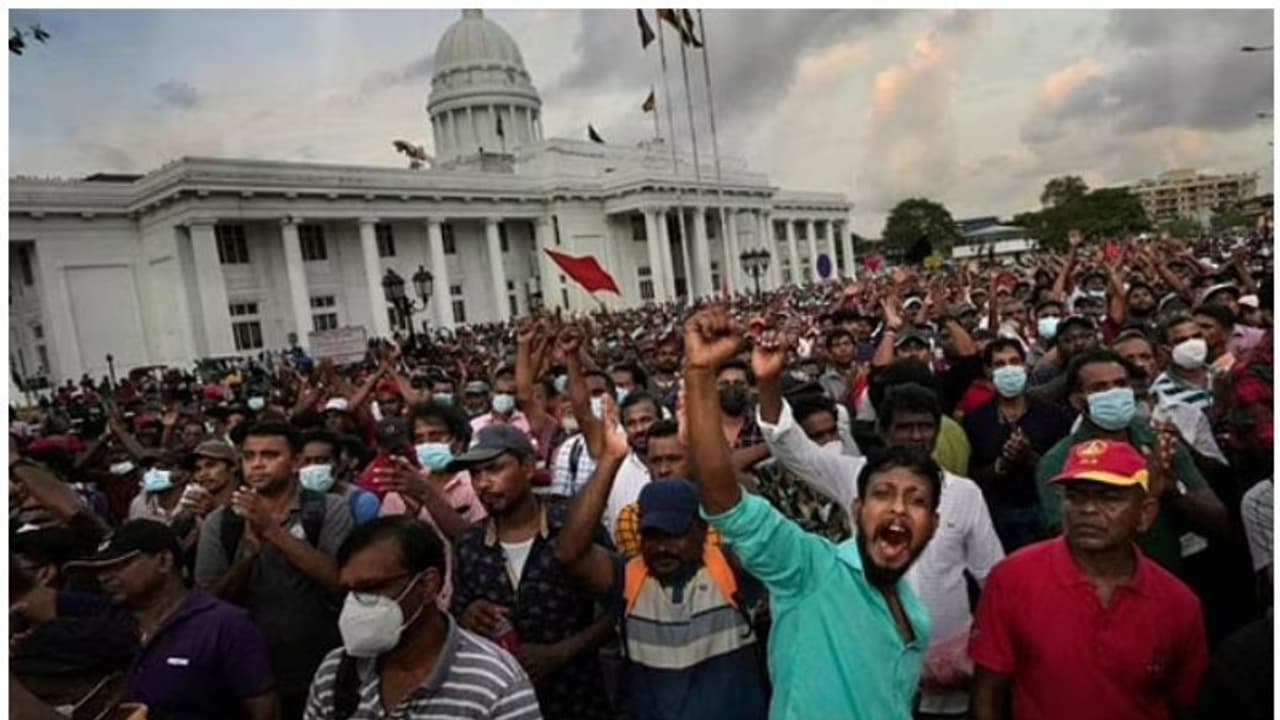 Sri Lanka protest: అట్టుడుకుతున్న శ్రీలంక.. మిన్నంటుతున్న నిరసనలు.. ఒకరి మృతి Sri Lanka protest: అట్టుడుకుతున్న శ్రీలంక.. మిన్నంటుతున్న నిరసనలు.. ఒకరి మృతి