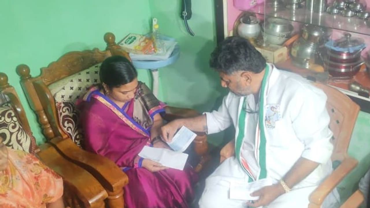 Congress Vs BJP ಸಂತೋಷ್ ಮನೆಗೆ ಕಾಂಗ್ರೆಸ್ ನಾಯಕರ ಭೇಟಿ, ನ್ಯಾಯ ಸಿಗುವವರೆಗೂ ಹೋರಾಟ ಎಂದ ಡಿಕೆಶಿ! Congress Vs BJP ಸಂತೋಷ್ ಮನೆಗೆ ಕಾಂಗ್ರೆಸ್ ನಾಯಕರ ಭೇಟಿ, ನ್ಯಾಯ ಸಿಗುವವರೆಗೂ ಹೋರಾಟ ಎಂದ ಡಿಕೆಶಿ!