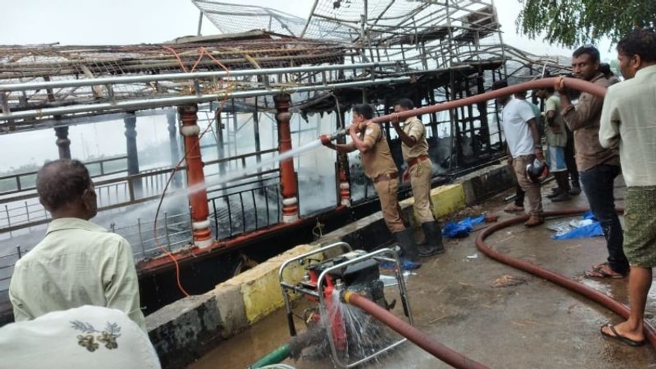 അറ്റകുറ്റപ്പണിക്കായി വെൽഡിങ് ചെയ്യുന്നതിനിടെ തീപിടിച്ച് ഹൗസ് ബോട്ട് നശിച്ചു അറ്റകുറ്റപ്പണിക്കായി വെൽഡിങ് ചെയ്യുന്നതിനിടെ തീപിടിച്ച് ഹൗസ് ബോട്ട് നശിച്ചു