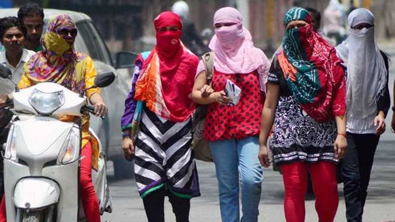 Weather Report: कई राज्यों में टेम्परेचर गिरने की भविष्यवाणी, जानिए क्या है मौसम में आए बदलाव की वजह Weather Report: कई राज्यों में टेम्परेचर गिरने की भविष्यवाणी, जानिए क्या है मौसम में आए बदलाव की वजह