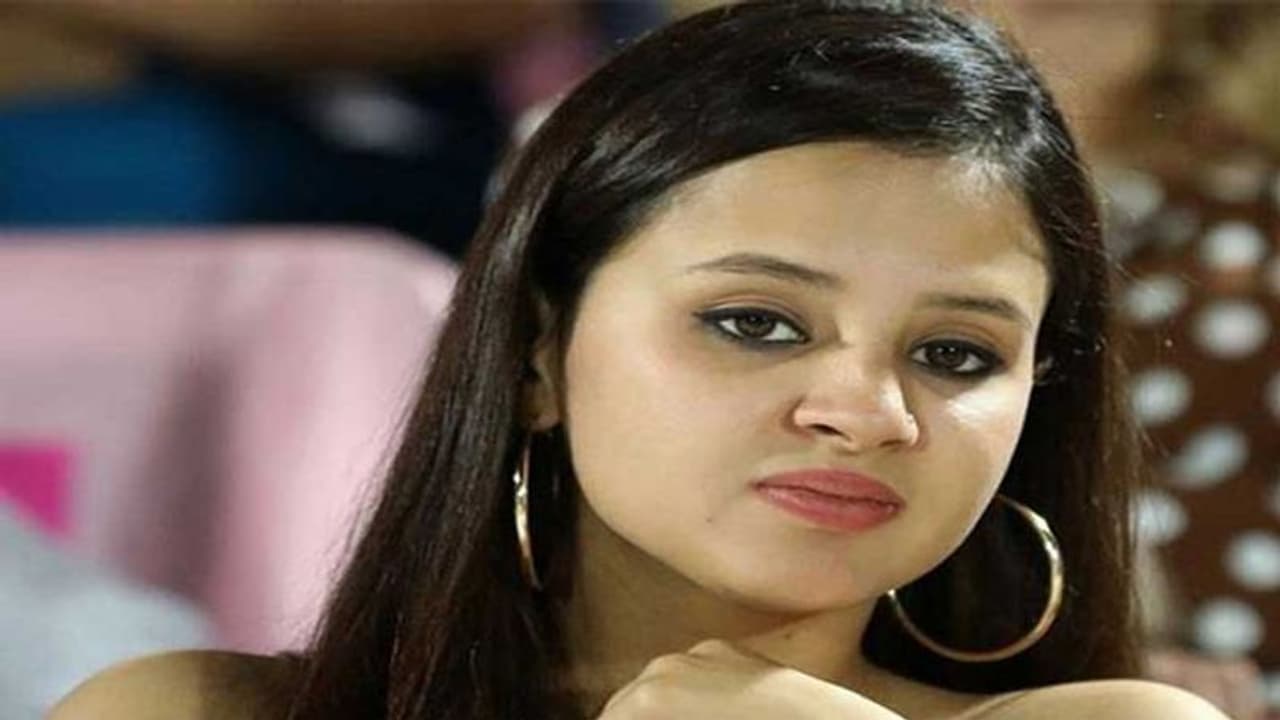 आखिर क्यों परेशान होकर धोनी की पत्नी साक्षी को कार के अंदर से बनाना पड़ा वीडियो, शेयर भी किया आखिर क्यों परेशान होकर धोनी की पत्नी साक्षी को कार के अंदर से बनाना पड़ा वीडियो, शेयर भी किया