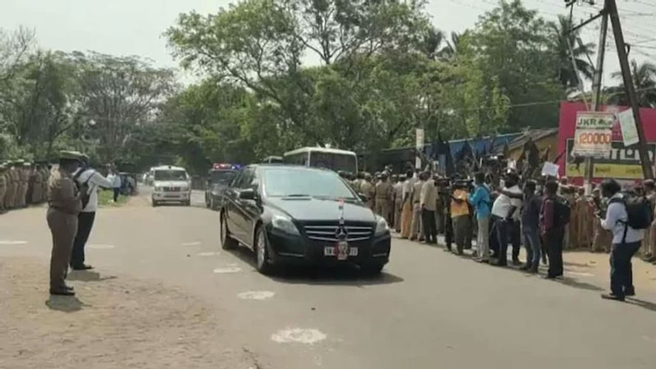 ஒருத்தரையும் விடக்கூடாது.. 124வது பிரிவு சட்டத்தை பயன்படுத்துங்க.. ஆளுநரின் பாதுகாப்பு அதிகாரி பரபரப்பு கடிதம் ஒருத்தரையும் விடக்கூடாது.. 124வது பிரிவு சட்டத்தை பயன்படுத்துங்க.. ஆளுநரின் பாதுகாப்பு அதிகாரி பரபரப்பு கடிதம்