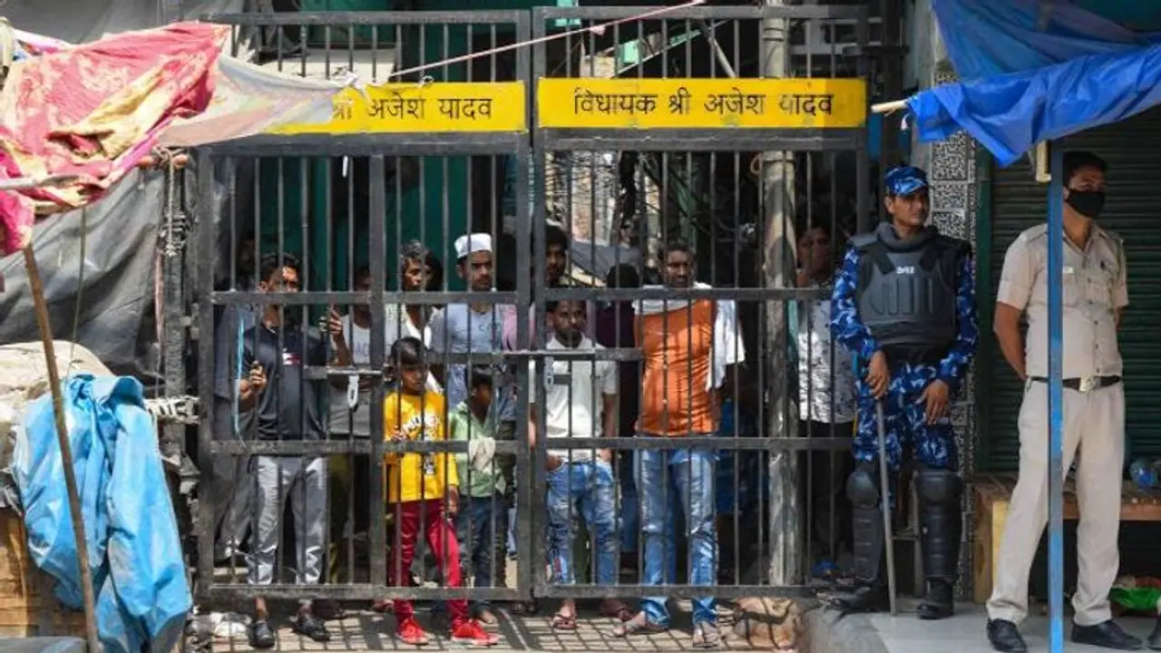 'Punishing Muslims': Owaisi, AAP oppose use of bulldozers in Jahangirpuri 'Punishing Muslims': Owaisi, AAP oppose use of bulldozers in Jahangirpuri