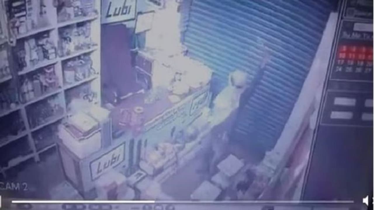 सोशल मीडिया में जमकर वायरल हो रहा चोरों का यह वीडियो, CCTV की तरफ मुंह करके दिखाया हुनर