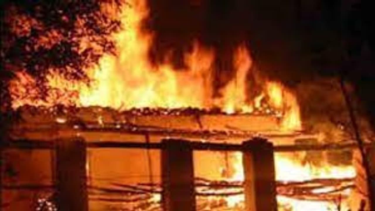 উৎসবের দিনই মহেশতলার বস্তিতে আগুন, পুড়ে ছাই একাধিক ঝুপড়ি উৎসবের দিনই মহেশতলার বস্তিতে আগুন, পুড়ে ছাই একাধিক ঝুপড়ি