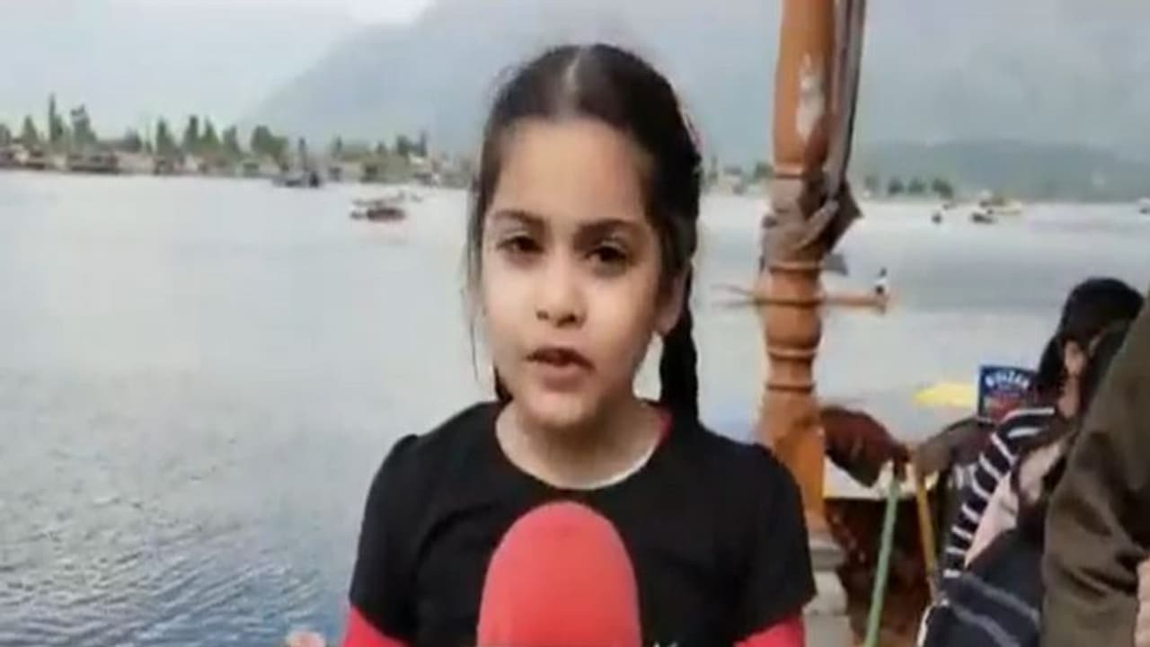 No Snow in Kashmir: Complaint video of a small girl goes viral, netizens say adorable No Snow in Kashmir: Complaint video of a small girl goes viral, netizens say adorable