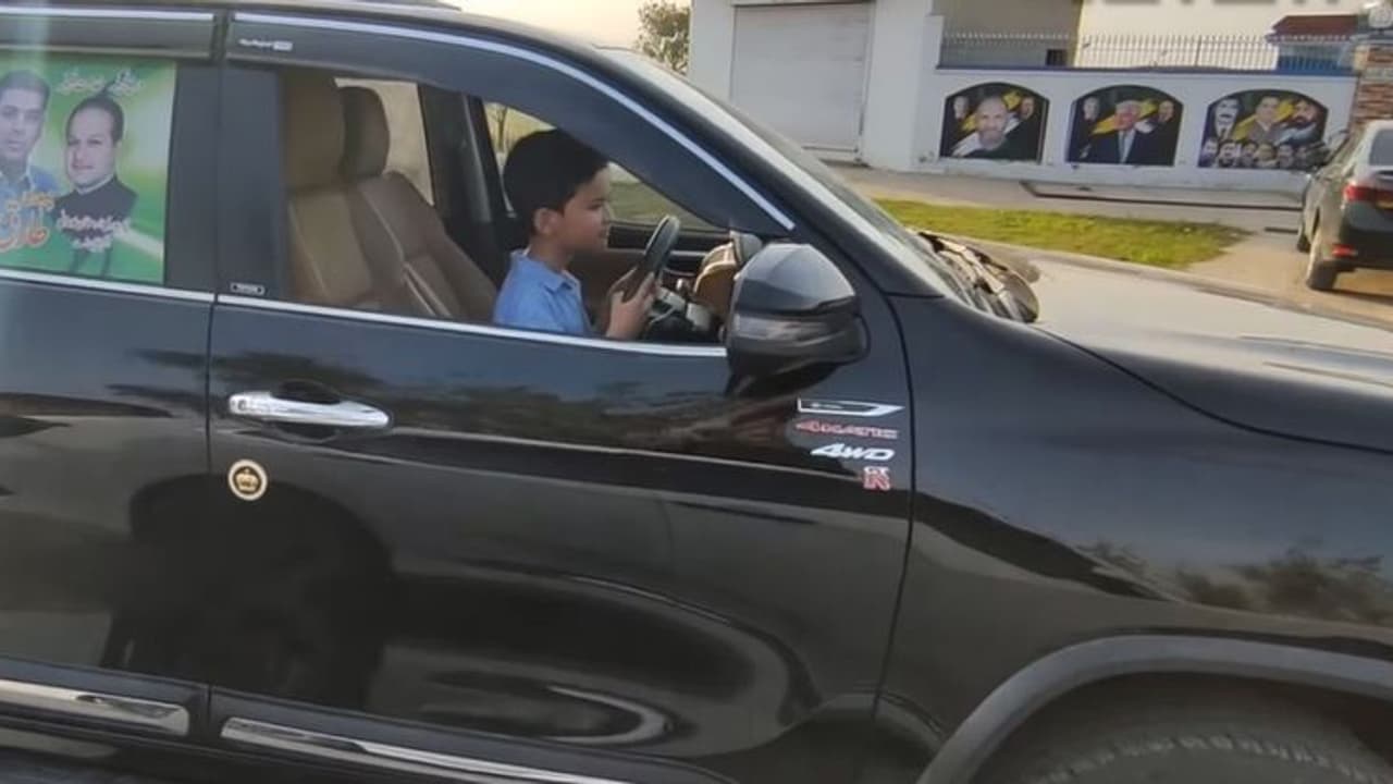 പൊതു റോഡില് ഫോര്ച്യൂണര് ഓടിച്ച് ഏഴ് വയസുകാരന്, തലയില് കൈവച്ച് ജനം! പൊതു റോഡില് ഫോര്ച്യൂണര് ഓടിച്ച് ഏഴ് വയസുകാരന്, തലയില് കൈവച്ച് ജനം!