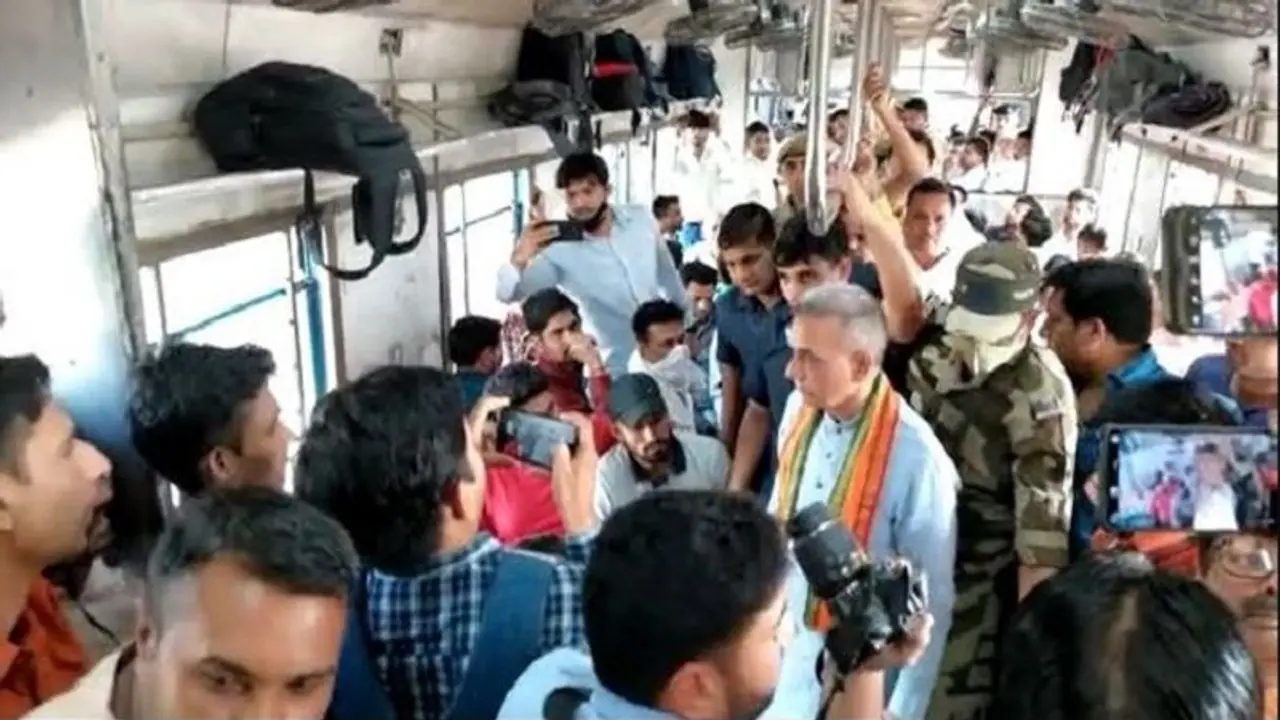 पैसेंजर ट्रेन में बीजेपी सांसद ने सुनी लोगों की समस्याएं, 30 किमी के सफर में अलग अलग डिब्बों में जाकर जाना हाल