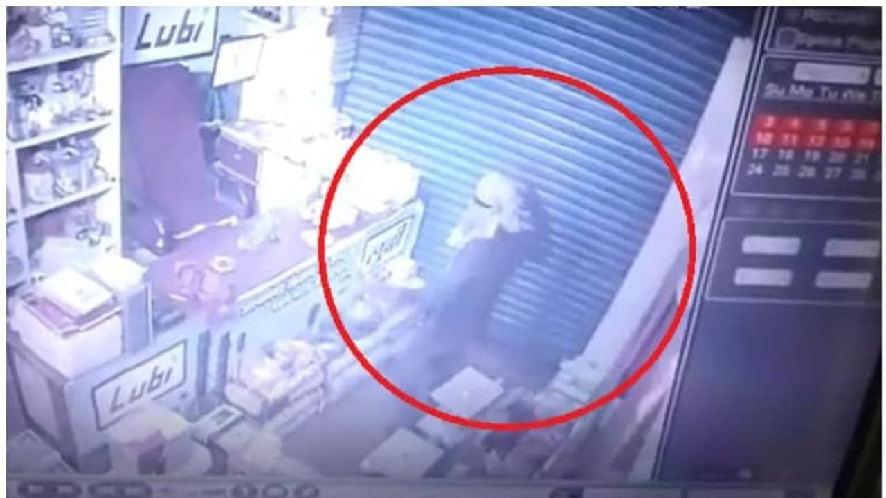 മോഷണത്തിന് ശേഷം സിസിടിവിയിൽ നോക്കി കള്ളന്റെ ആനന്ദനൃത്തം; വൈറൽ വീഡിയോ