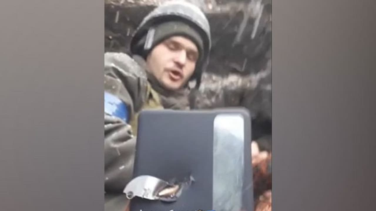  'ജീവന്‍ രക്ഷിച്ചത് സ്മാര്‍ട്ട് ഫോണ്‍'; യുക്രൈന്‍ സൈനികന്‍റെ വീഡിയോ വൈറല്‍