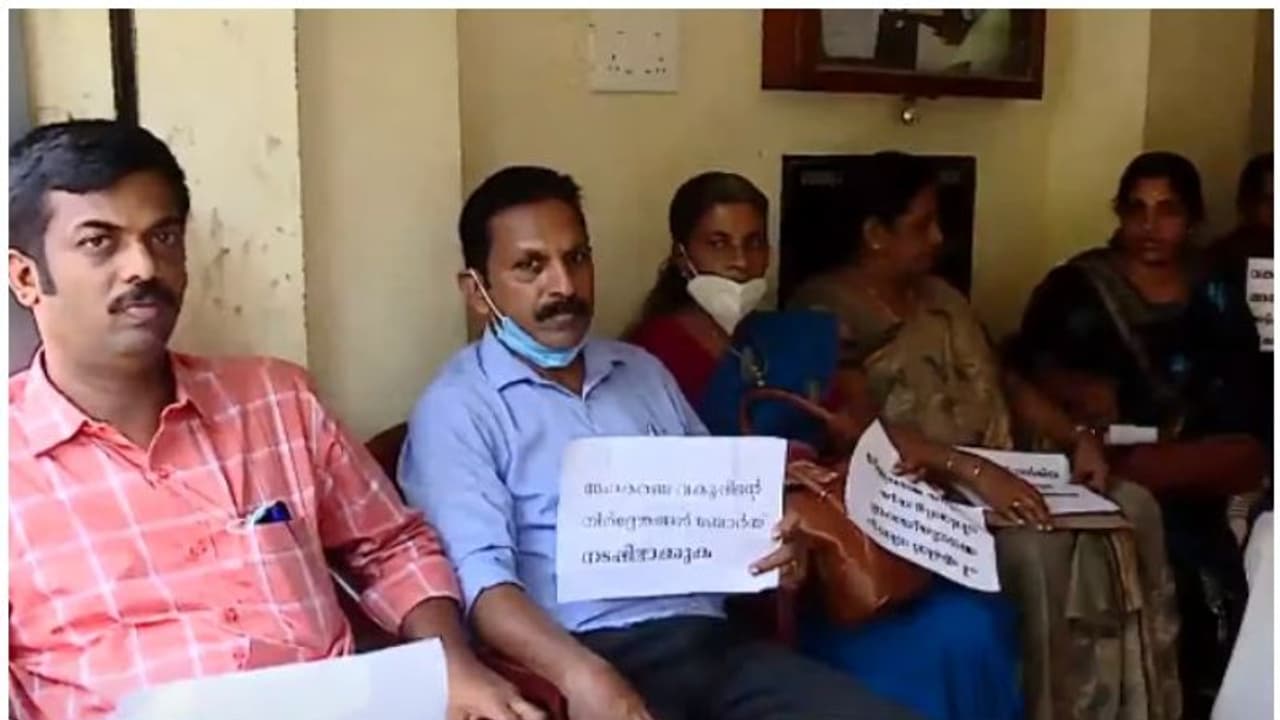മൈലപ്ര സഹകരണ ബാങ്കില് സാമ്പത്തിക പ്രതിസന്ധി: 'നിക്ഷേപം മടക്കി നല്കാനാകുന്നില്ല', ജീവനക്കാരും സമരത്തില് മൈലപ്ര സഹകരണ ബാങ്കില് സാമ്പത്തിക പ്രതിസന്ധി: 'നിക്ഷേപം മടക്കി നല്കാനാകുന്നില്ല', ജീവനക്കാരും സമരത്തില്