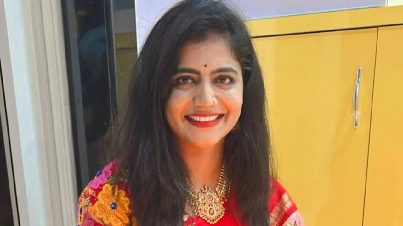 జాబ్ మానేసిన సావిత్రక్క.. కొత్త యూట్యూబ్ ఛానల్ ఓపెన్ చేసిన శివజ్యోతి జాబ్ మానేసిన సావిత్రక్క.. కొత్త యూట్యూబ్ ఛానల్ ఓపెన్ చేసిన శివజ్యోతి