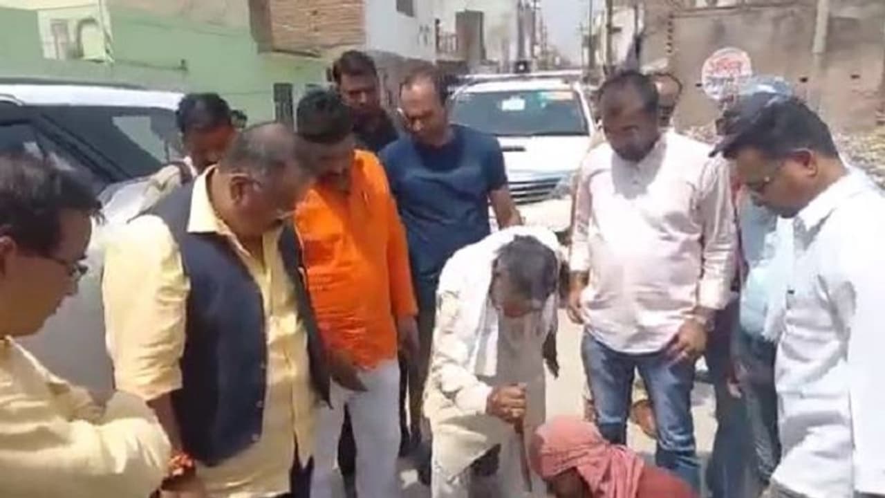 खराब निर्माण देख विधायक हुए नाराज, कहा मोटी चैन पहन ली, पैसा कमा लिया, मुर्गा बनाए तुमको