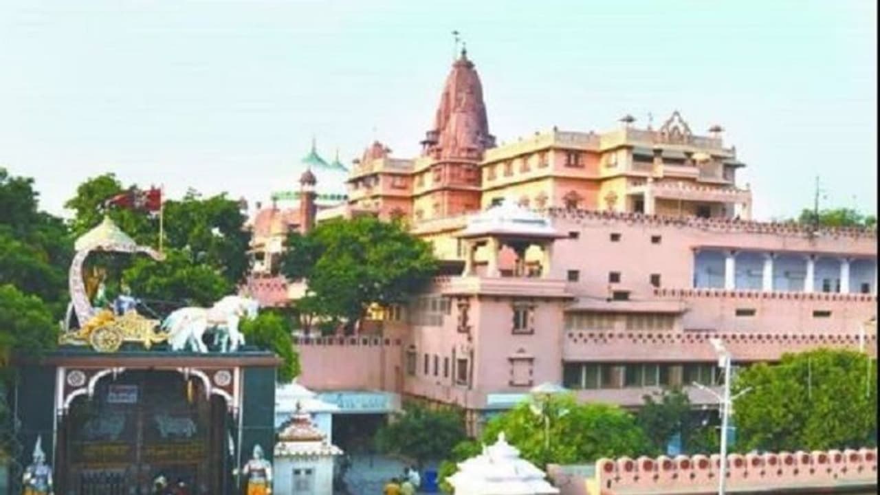 श्रीकृष्ण जन्मभूमि: मंदिर की चोटी पर लगे लाउडस्पीकर से नहीं सुनाई देगी आरती, परिसर के अंदर ही गूंजेंगे भजन श्रीकृष्ण जन्मभूमि: मंदिर की चोटी पर लगे लाउडस्पीकर से नहीं सुनाई देगी आरती, परिसर के अंदर ही गूंजेंगे भजन