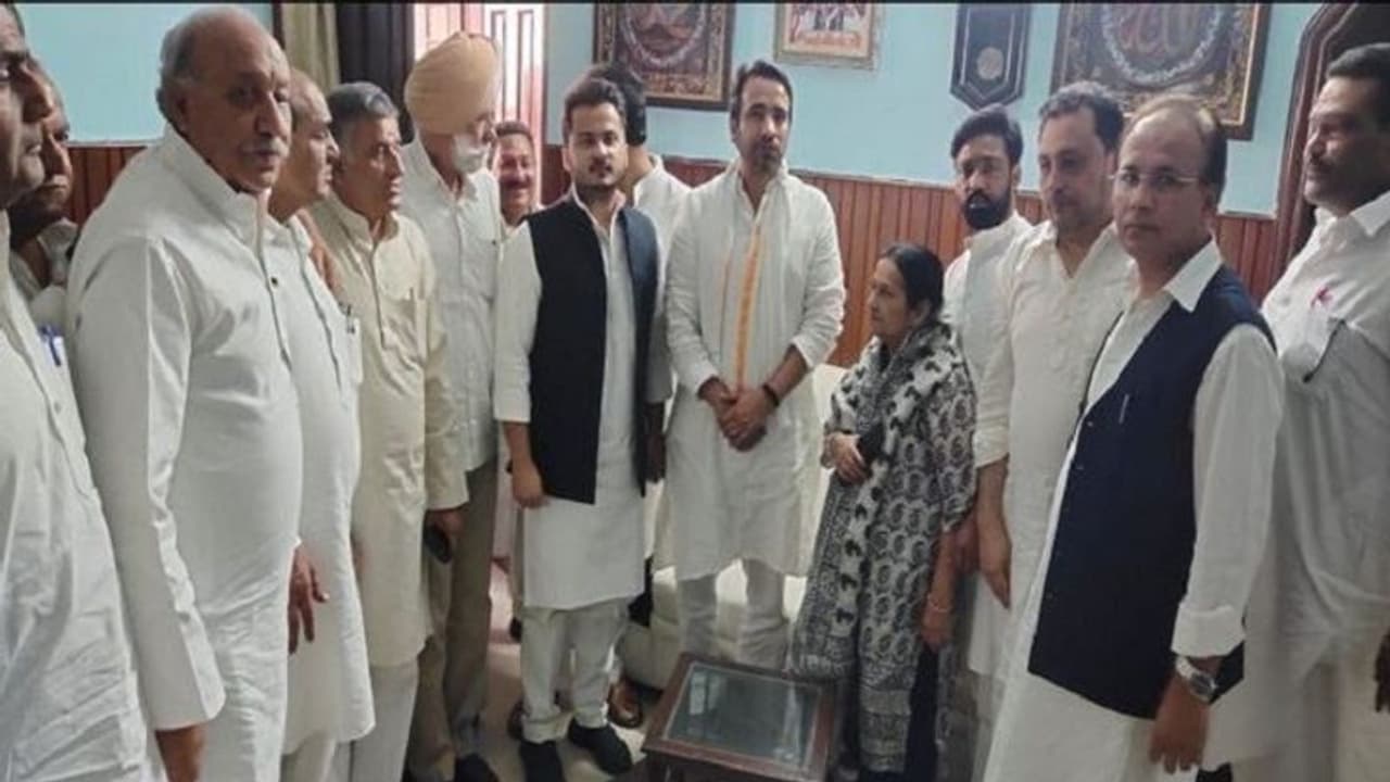 आजम खां के परिजनों से मिले जयंत चौधरी, कहा गठबंधन का फर्ज निभा रहा हूं