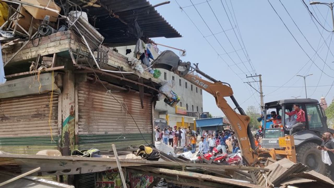 ಉತ್ತರಪ್ರದೇಶ, ಮಧ್ಯಪ್ರದೇಶ ಬಳಿಕ ದೆಹಲಿಗೂ ತಲುಪಿದ ಬುಲ್ಡೋಜರ್! ಉತ್ತರಪ್ರದೇಶ, ಮಧ್ಯಪ್ರದೇಶ ಬಳಿಕ ದೆಹಲಿಗೂ ತಲುಪಿದ ಬುಲ್ಡೋಜರ್!