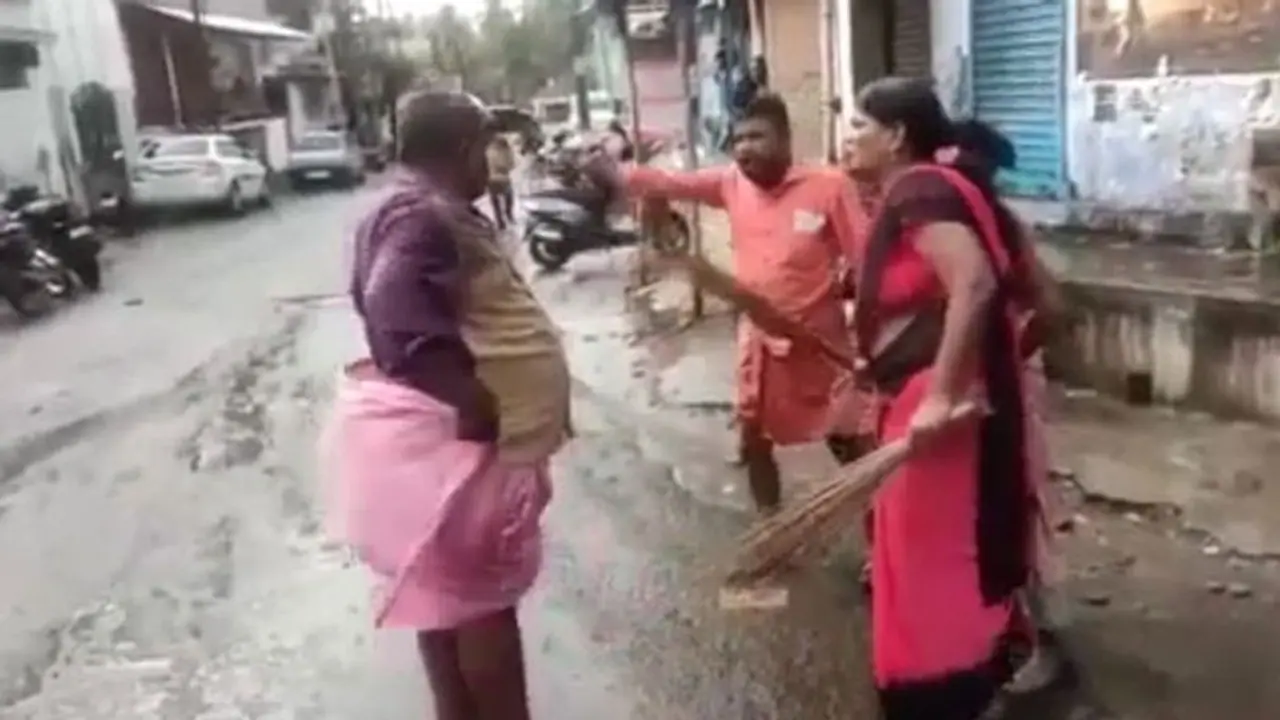 விளக்குமாறு பிய்ய பிய்ய ஆட்டோ ஓட்டுநரை ரவுண்ட் கட்டி தாக்கிய பெண்.. நடந்தது என்ன? விளக்குமாறு பிய்ய பிய்ய ஆட்டோ ஓட்டுநரை ரவுண்ட் கட்டி தாக்கிய பெண்.. நடந்தது என்ன?