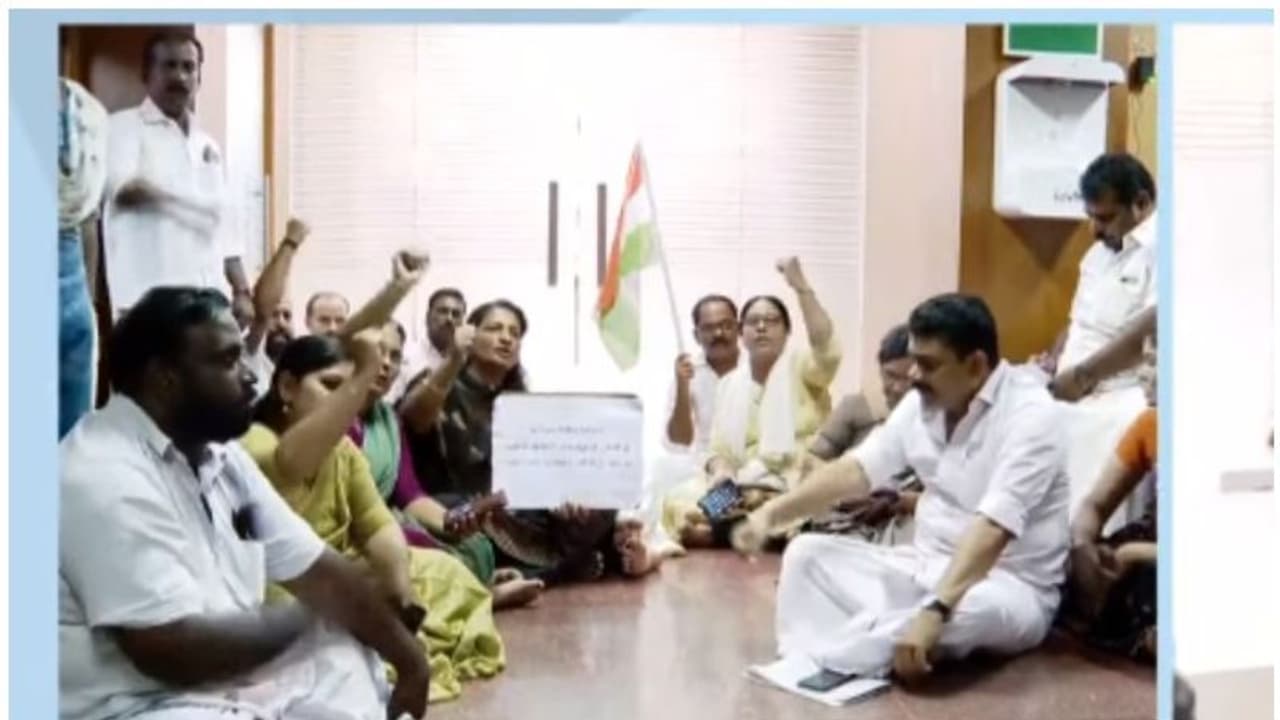 'മേയര് എം കെ വര്ഗീസിന്റെ ഡ്രൈവറെ പിരിച്ചുവിടണം'; പ്രതിഷേധവുമായി കൗണ്സിലര്മാര് 'മേയര് എം കെ വര്ഗീസിന്റെ ഡ്രൈവറെ പിരിച്ചുവിടണം'; പ്രതിഷേധവുമായി കൗണ്സിലര്മാര്