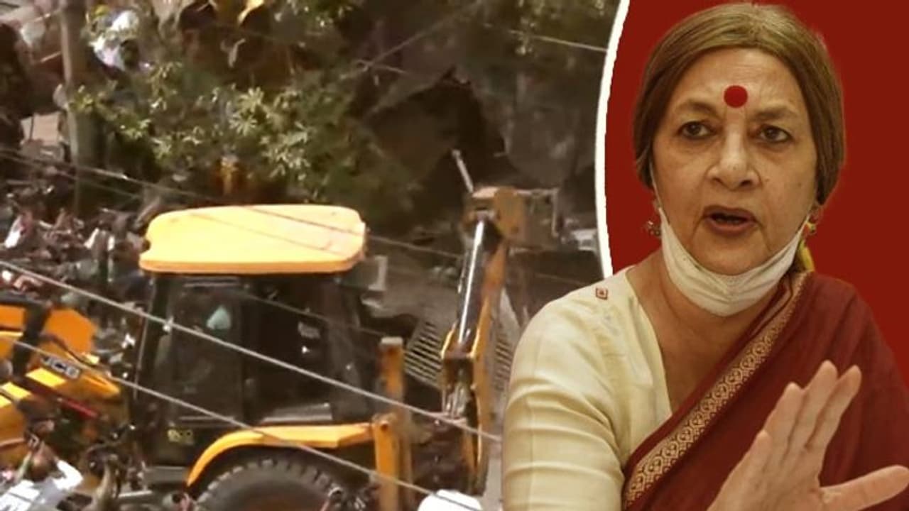 জাহাঙ্গীরপুরীতে ৯টি বুলডোজার আটকে দিলেন CPM নেত্রী বৃন্দা কারাত, রুখে দিলেন অবৈধ নির্মাণ ভাঙা 